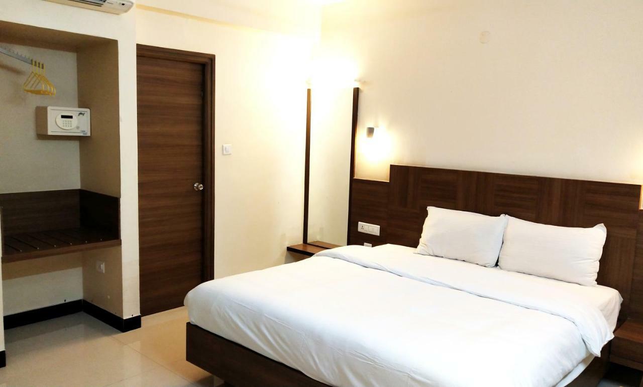 Hotel The Pioneer Visakhapatnam Esterno foto