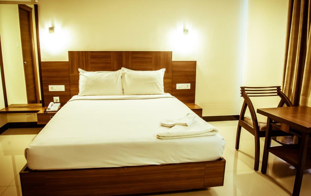 Hotel The Pioneer Visakhapatnam Esterno foto